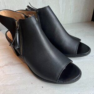 ** Adam Tucker Cut out Tassel wedge Sandals Size 9.5